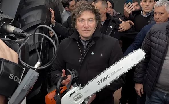 El constante ataque a las instituciones por parte del presidente Milei, la urgencia por recortar todo de la mano de Federico Sturzenegger, y la ausencia de un plan de gobierno que ordene sin destruir, han dejado en evidencia que la motosierra no rebana: destruye. 
