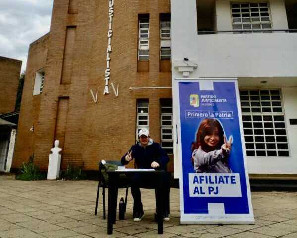 PJ: la intervención denunció deudas de servicios y personas ajenas viviendo en la sede de Posadas 3 Sin poder entrar a la sede central del PJ en Misiones, la intervención instaló una mesa en la vereda, en Posadas