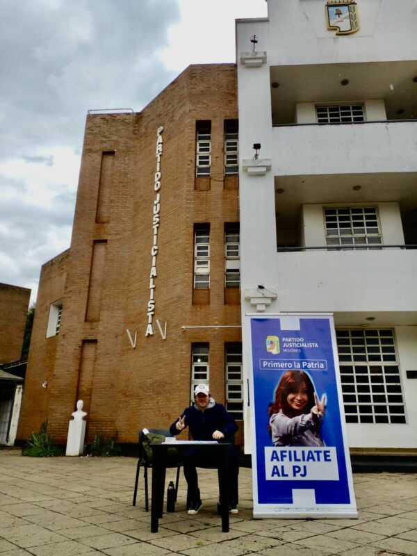 Cristina Kirchner: harán una movilización en Posadas 4 Sin poder entrar a la sede central del PJ en Misiones, la intervención instaló una mesa en la vereda, en Posadas