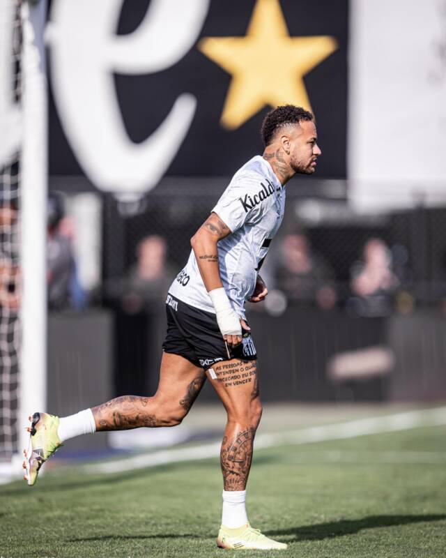 Duro momento para Neymar en Santos: fue expulsado y el equipo cayó a zona de descenso 2 El episodio se produjo a los 30 minutos del segundo tiempo, cuando Neymar, en un intento inexplicable, tocó la pelota con la mano dentro del área, lo que derivó en su tarjeta roja directa.