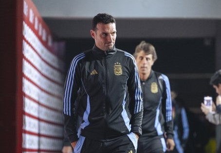 Scaloni y el cuerpo técnico de la Selección Argentina sigue de cerca la evolución de varios futbolistas lesionados a días del debut en el Mundial.