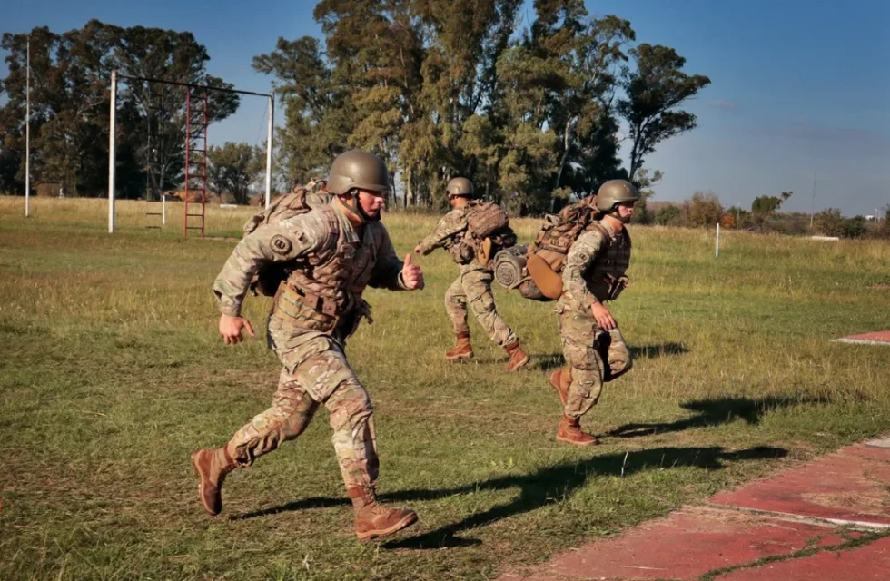 El Gobierno reglamentó el nuevo Servicio Militar Voluntario: se prioriza la educación secundaria y la capacitación en oficios 4 Además, se incorpora de manera estructural la capacitación en oficios con certificación oficial, lo que permitirá a los Soldados Voluntarios obtener competencias laborales válidas en todo el país.