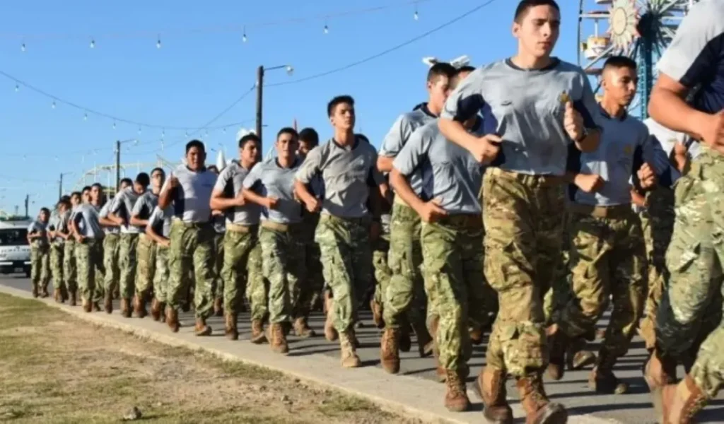 El Gobierno reglamentó el nuevo Servicio Militar Voluntario: se prioriza la educación secundaria y la capacitación en oficios 6 Con esta actualización, el Gobierno busca profesionalizar el Servicio Militar Voluntario y convertirlo en una vía real de formación, desarrollo personal y salida laboral para miles de jóvenes en todo el país.