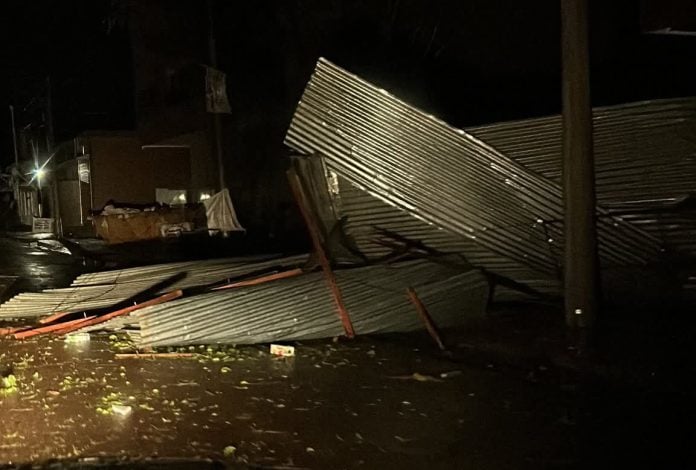 Localidades del norte de Misiones quedaron sin energía eléctrica tras el temporal 3 El temporal causó destrozos en el norte misionero
