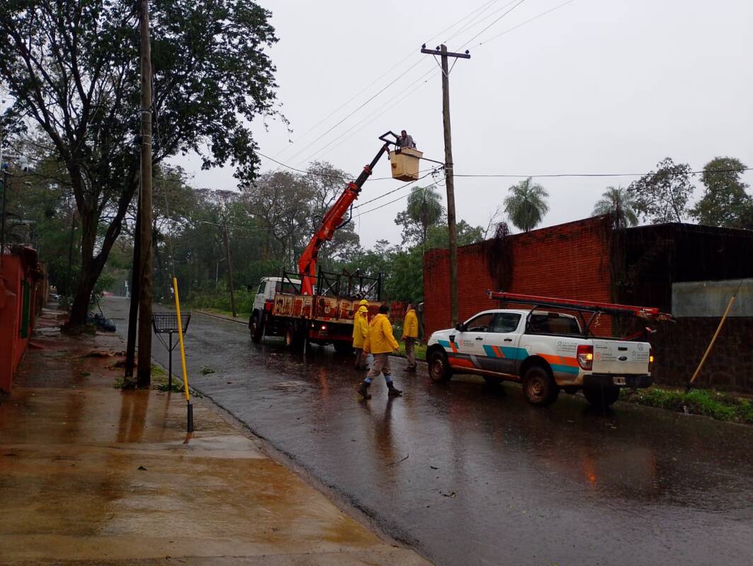 Localidades del norte de Misiones quedaron sin energía eléctrica tras el temporal 2 Personal de Energía de Misiones trabaja para reestablecer el servicio