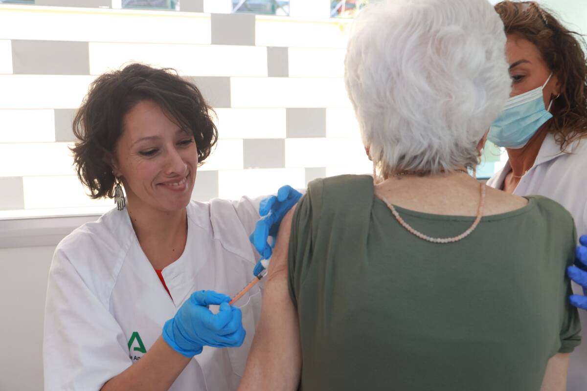 Las vacunas reducen el riesgo de infartos, ACV y arritmias, según cardiólogo 2 vacunacion adultos mayores