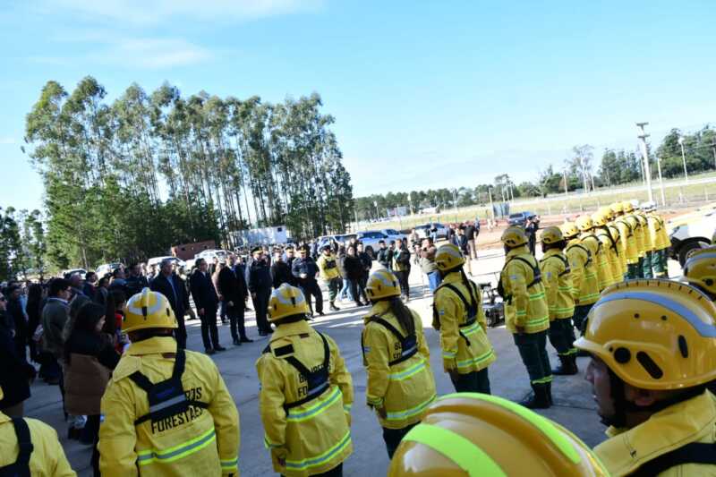 Valdés inauguró el Parque Industrial de Ituzaingó: "Este es solo el inicio del desarrollo y la modernización de la provincia" 4 Además, Valdés habilitó el Cuartel donde funcionará la Brigada de Incendios Forestales zonal