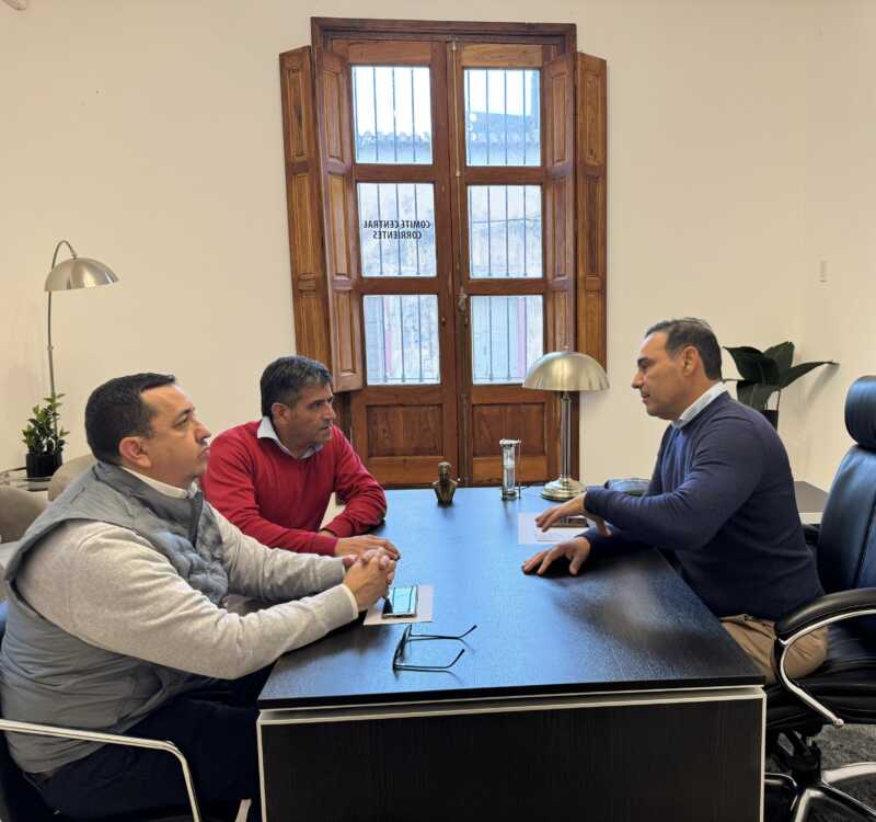 Vamos Corrientes sigue sumando partidos y se consolida como la alianza política más grande de la provincia 4 La reunión con Revolución Ciudadana de Corrientes tuvo lugar este sábado en el Comité Central de la UCR, donde el mandatario y presidente del radicalismo recibió a Daniel Ruiz Díaz y Pablo Yacopino, referentes del nuevo espacio.