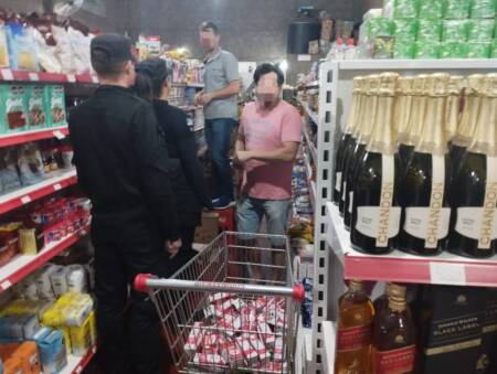 Desde 48 horas antes del comicio (veda electoral) está prohibido (art. 66 y 83) vender alcohol hasta 3 horas después de la votación.