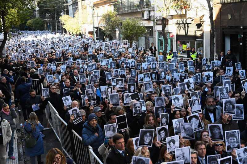 Javier Milei participó del acto por los 31 años del atentado a la AMIA y aseguró que su Gobierno no parará “hasta que haya justicia”. 