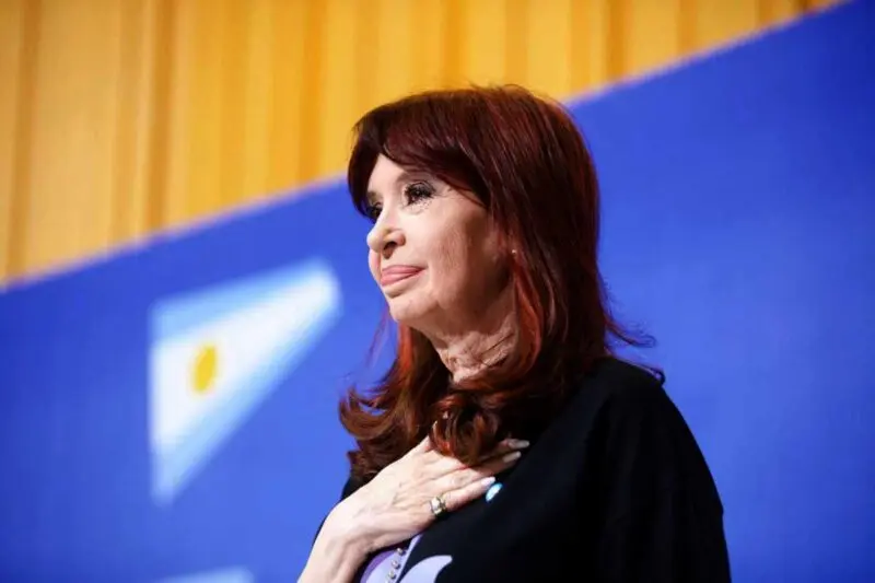Cristina Fernández de Kirchner deberá seguir con la tobillera electrónica y solicitar permiso para visitas 1 Cristina