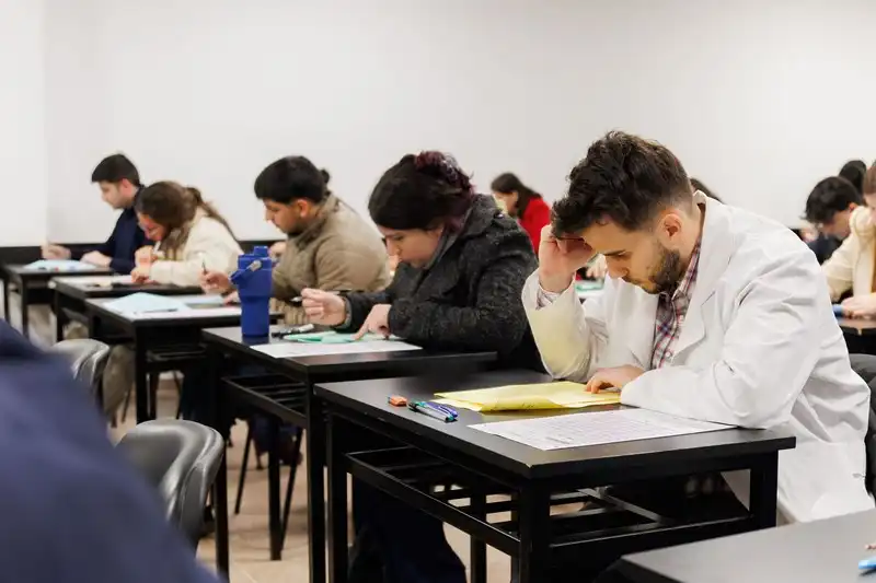 Supuesto fraude en exámenes de residentes médicos: “El foco en extranjeros revela un tinte xenófobo del Gobierno” 2 Exámenes