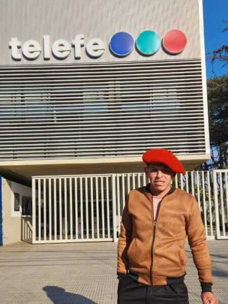 Víctor Díaz Miguel, el peón rural despedido en San Vicente, conmovió al país tras subir un video llorando por dejar a su perro
