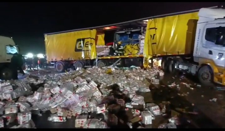 Tres muertos en Santa Fe por un choque entre un micro y un camión 4 Tres muertos y heridos tras un siniestro vial en Santa Fe