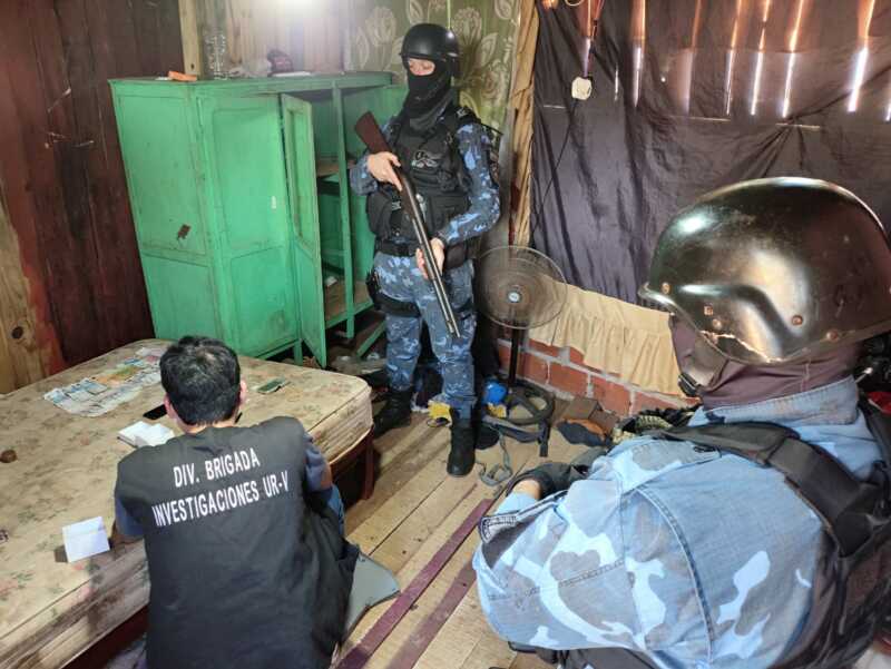 Operativo en Iguazú: 147 dosis cocaína, celulares y motos secuestradas 6 Narcomenudeo en Iguazú: tres allanamientos y detenidos