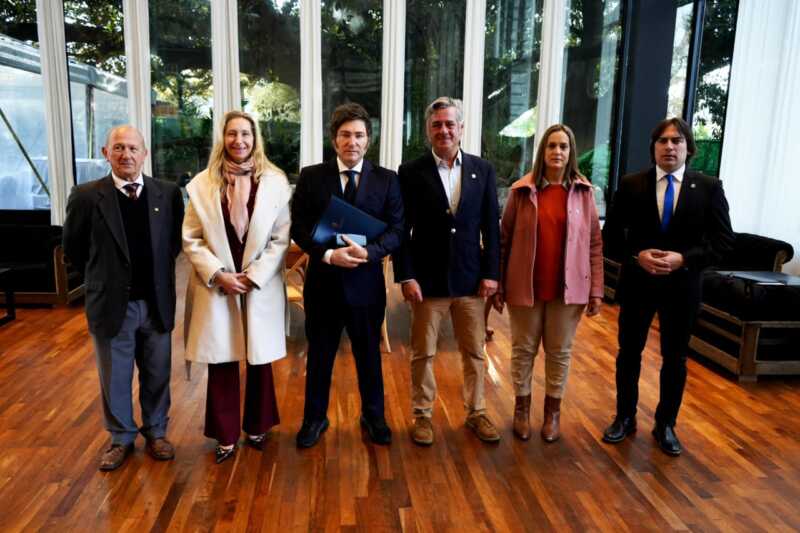 Caputo se reunió con empresarios del agro: “Hablamos de retenciones, pero no hubo ningún adelanto” 2 Milei y Coninagro - caputo