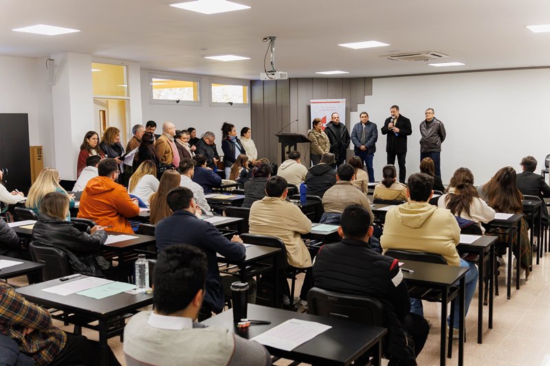 Durante la jornada de examen para las residencias estuvieron presentes autoridades del Ministerio de Salud Pública, entre ellas el subsecretario de Recursos Humanos y Planificación, Rodolfo Fernández Sosa; el vicerrector de la UCAMI, Pbro. Luis Alonso Freiberger; la jefa del Departamento de Residencias y Capacitación, Silvia Basiuk