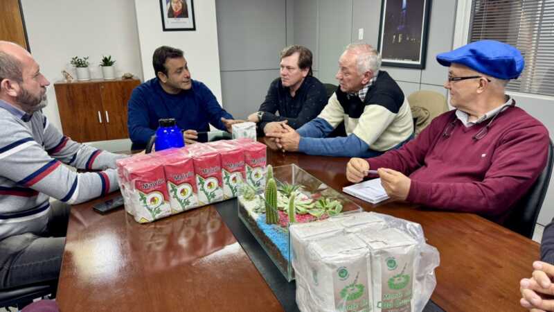 Oscar Herrera Ahuad se reunió con productores yerbateros y madereros 3 WhatsApp Image 2025 07 07 at 12.12.12 1 - 2