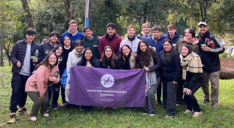 La ONG internacional Youth For Understanding (YFU) está presente en 59 países y promueve el entendimiento intercultural a través de intercambios estudiantiles y voluntariado.
