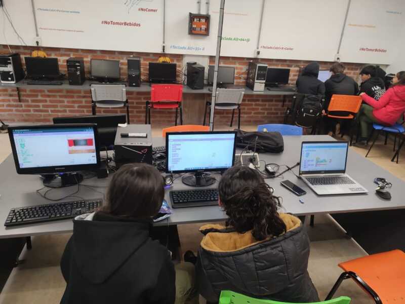 Anuncian jornada clave para la formación docente en Misiones, con posible presencia del secretario Torrendell 4 “Hoy la mayoría de las aulas ya no están organizadas de forma lineal. Se trabaja por proyectos, por equipos, con estudiantes activos en la construcción del conocimiento”, detalló Bogado.
