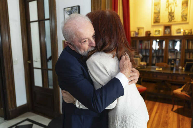 Cristina recibió a Lula y denunció una “deriva autoritaria” en el país 3 Cristina Kirchner publicó un extenso mensaje en redes sociales donde agradeció el gesto de Lula y trazó paralelismos entre los procesos judiciales que enfrentaron ambos.