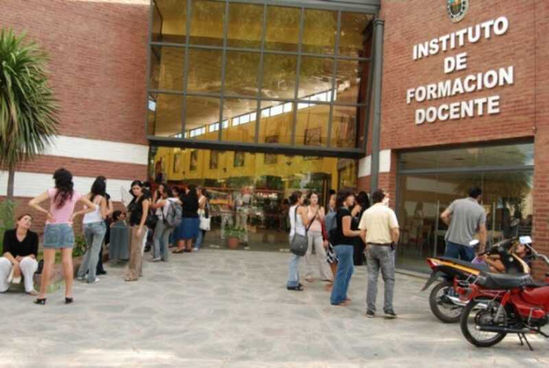 En 10 años aumentaron un 54% los egresados docentes, pero solo un 1% la matrícula escolar 5 En total, actualmente hay 498.443 estudiantes cursando carreras de formación docente, con una concentración mayoritaria en institutos estatales, que representan el 64% de las instituciones pero contienen el 81% del alumnado.