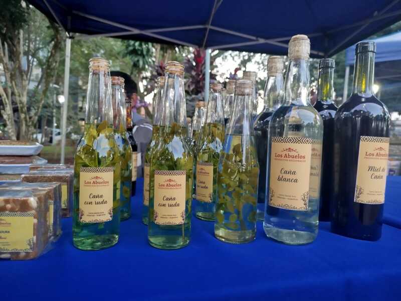 Verduras, carnes y caña con ruda: feriantes ofrecen sus productos en el centro de Posadas 10 feria productores posadas 8 - 9