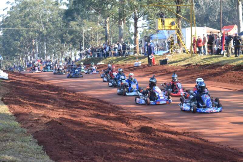 Alejandro “Chino” Godoy: “Tenemos cerca de 140 pilotos y el karting terrado es una verdadera familia” Karting terrado Alejandro "Chino" Godoy, presidente de la FMMCEyK, analizó el crecimiento del karting terrado en Misiones, el impacto económico de las competencias, la formación de nuevos pilotos y los desafíos para sostener el deporte motor en el interior provincial.