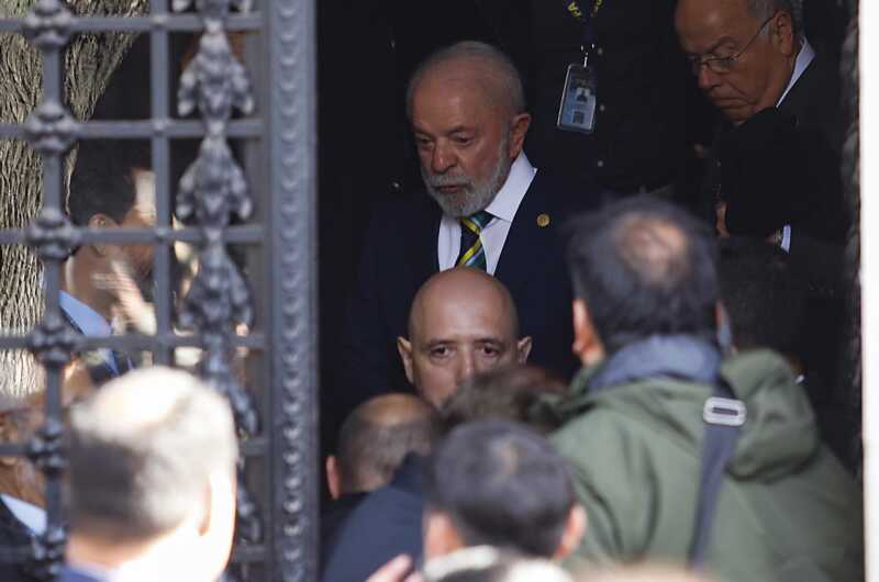 Cristina recibió a Lula y denunció una “deriva autoritaria” en el país 2 Lula Da Silva retirándose del departamento de la expresidenta Cristina Kirchner