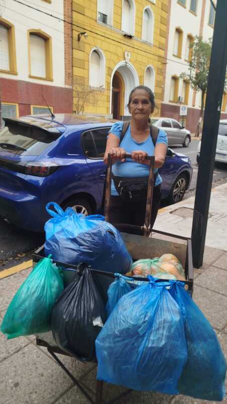 Vendedores ambulantes padecen la caída del consumo: “Solo vendo para salvar el día” 4 marrcelina chaparro - 3