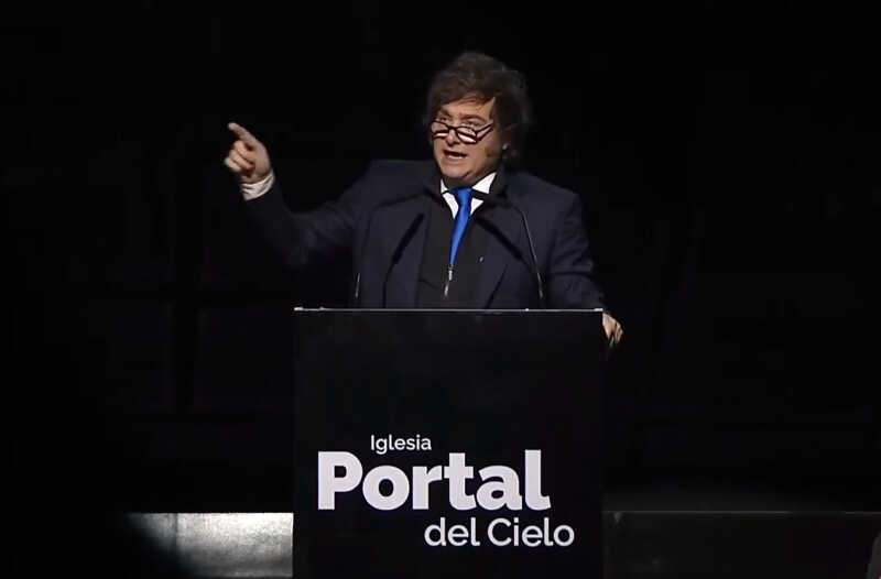 “El primer año de vigencia de la Ley Bases exhibe una deriva institucional regresiva, marcada por la delegación legislativa, el debilitamiento del Estado, la entrega de activos estratégicos y el incumplimiento de las promesas de inversión y empleo”, concluye el CEPA.