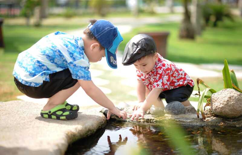 Los niños y las pantallas: “El aburrimiento fomenta la creatividad y el vínculo con el presente” 6 ninos jugando - 5