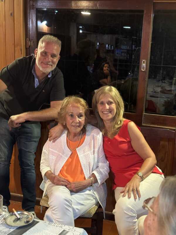 Paquita presenta “Los indómitos Lowe”: la historia de una familia pionera que transformó Eldorado 5 Frances "Paquita" Lowe junto a sus hijos Alexandra y Carlos