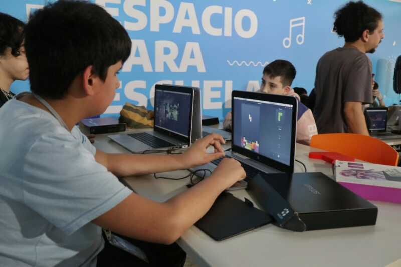 Además, Conectarlab, el espacio de ciencia y tecnología del Ministerio de Educación, brindará actividades en el horario vespertino, con cupos limitados y acceso por orden de llegada.