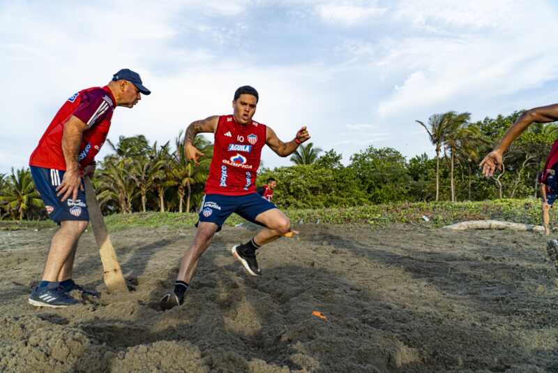 Quintero denunció millonaria deuda en América de Cali y dejó abierta la puerta a un tercer ciclo en River 3 “Ya pasaron seis meses y tuve una situación particular en América”, resumió Juanfer, con tono ambiguo pero esperanzador al explicar que no cobra sueldo
