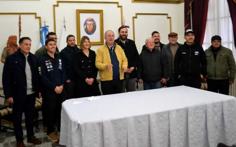 Alem apuesta al deporte y la producción local para sostener la economía en plena crisis nacional 2 El gobernador Hugo Passalacqua encabezó el lanzamiento de la 5ª fecha del Rally Argentino Pirelli y la Copa Misiones. La competencia se desarrollará del 4 al 6 de julio en siete municipios, con más de 40 pilotos y un fuerte impacto en el turismo y la economía regional.