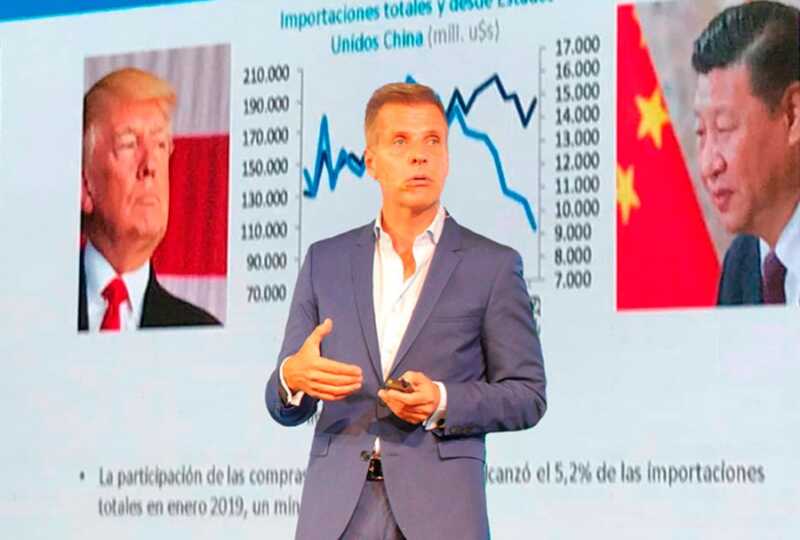 Sobre el uso del dólar en el mundo, Martin Redrado señaló que sigue siendo la moneda de reserva dominante (60% de las tenencias de bancos centrales), aunque enfrenta tensiones por la fragmentación del sistema financiero global.