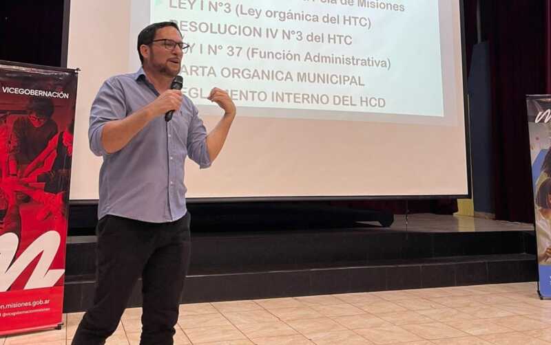 Faltan patentes para autos 0 km en Misiones: denuncian incumplimiento del Gobierno nacional 2 Roberto Delgado, presidente de la Cámara de Mandatarios de Misiones, advirtió en Radio Up que aún hay pedidos de chapas desde 2023 sin respuesta.