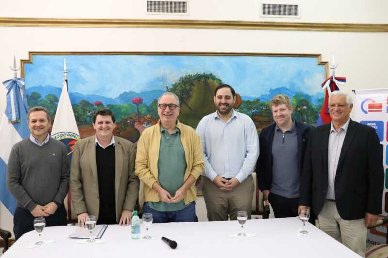 Cuarta edición del Black Friday en Leandro N. Alem 4 El evento cuenta con el respaldo institucional del Gobierno provincial. Estuvieron presentes en el lanzamiento el ministro de Hacienda de Misiones, Adolfo Safrán; el presidente de la Confederación Económica de Misiones (CEM), Guillermo Fachinello; y el gerente divisional del Banco Macro, Diego Robolini, quienes destacaron el impacto económico positivo de este tipo de acciones coordinadas.