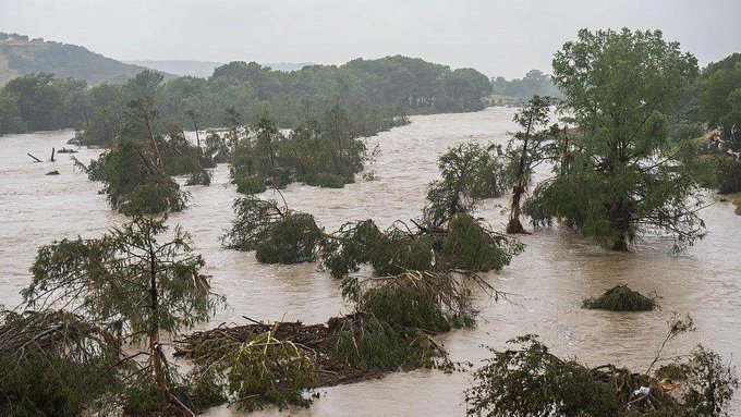 Tragedia en Texas: al menos 49 muertos y 27 niñas desaparecidas tras una inundación repentina en el río Guadalupe 2 estimonios de vecinos y reportes de medios locales como NBC News indican que una “gran ola letal de inundación” descendió a gran velocidad por el cauce del río, sin dar tiempo a reacción.
