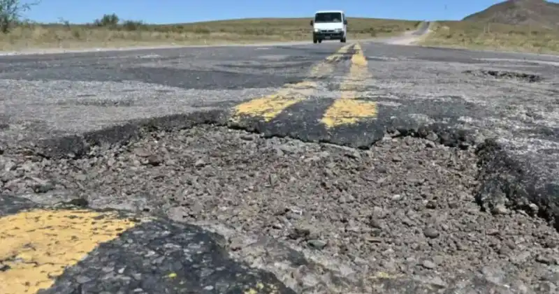 Alerta en Vialidad: denuncian borrador de decreto que disuelve el organismo 3 Uno de los puntos del borrador apunta a transferir la responsabilidad de mantenimiento de rutas nacionales a las provincias, una idea que Rizzo consideró inviable