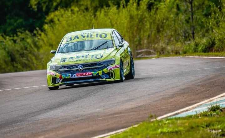 TN Clase 3: Okulovich concluyó 14° en Paraná tras un toque sobre el final 3 Okulovich clasificó 24° en la Clase 3 del TN en Paraná. El piloto misionero largará 8° en la tercera serie y buscará avanzar para la final.
