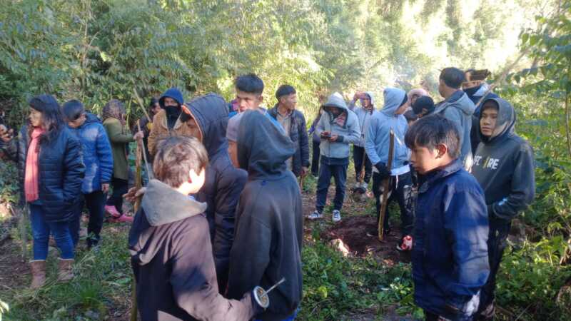 El Pocito: ONG's de Derechos Humanos y más pueblos indígenas se solidarizan con la comunidad mbya 2 “Defendemos el monte porque ahí están nuestros árboles, animales y medicina ancestral”, expresó Crispín Benítez, mburuvicha segundo de El Pocito. Foto: EMiPA.