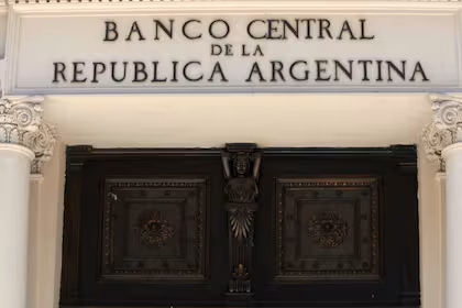 Argentina negocia crédito con Estados Unidos ante vencimientos de deuda 3 FMI