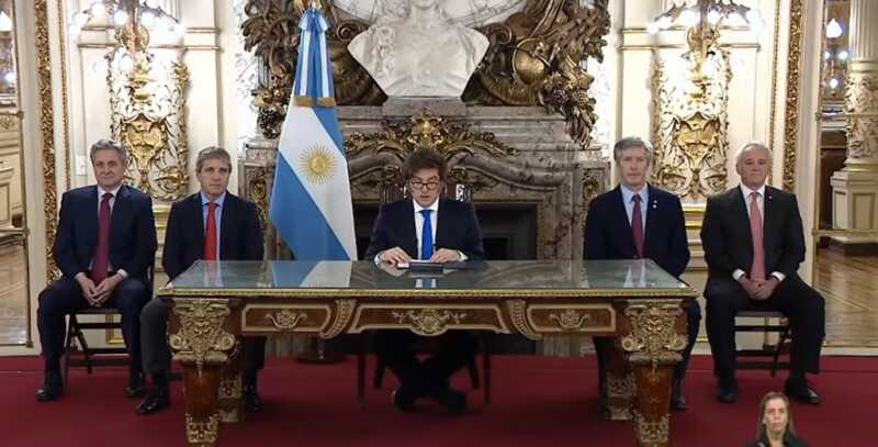 Milei anunció que sancionará presupuestos con déficit y a legisladores que las aprueben 1 javier milei cadena nacional