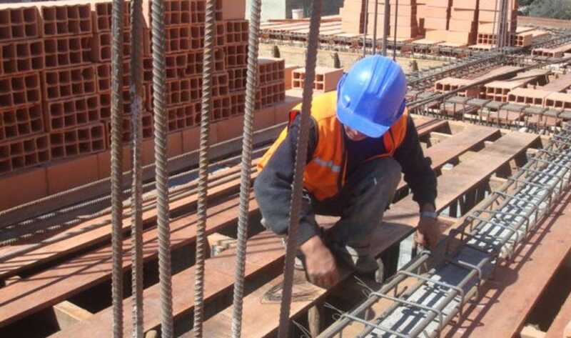 La construcción creció 8% mientras la industria registró otra baja interanual 2 INDEC: La construcción crece 8% interanual en octubre y la industria acumula su cuarto mes en baja