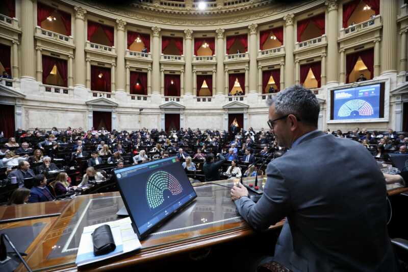 El oficialismo busca avanzar con dos proyectos centrales de su agenda económica e institucional en diputados, en medio de debates sobre transparencia y beneficios fiscales.