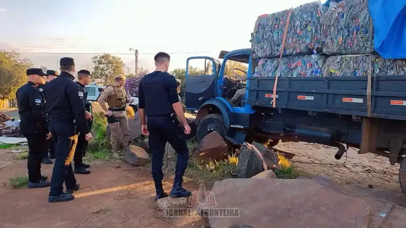 Camionero intenta escapar de la Policía Militar y deja carga de reciclables
