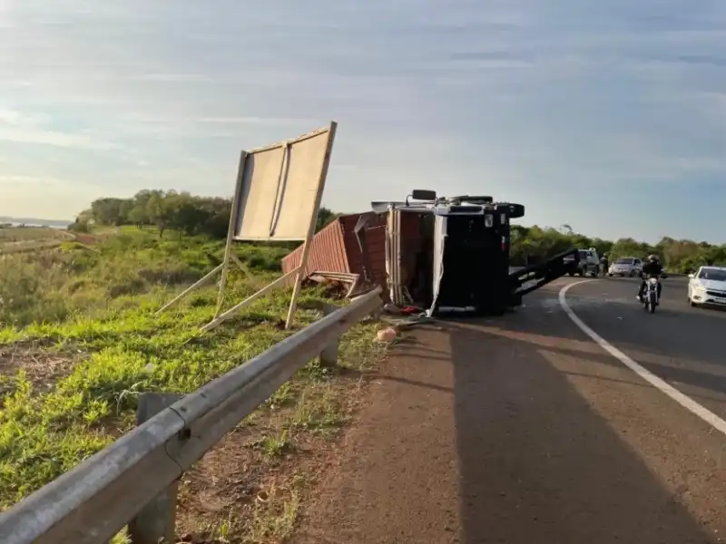Despiste de un camión paraguayo en el Acceso Sur de Garupá dejó un herido 2 Camion