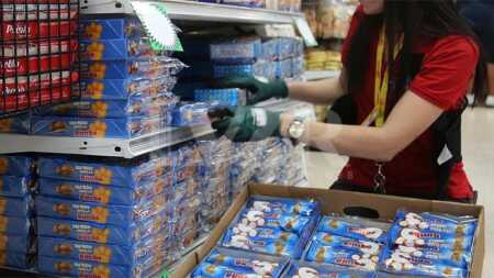 El deterioro del poder adquisitivo se profundiza pese a la leve mejora del sector público.